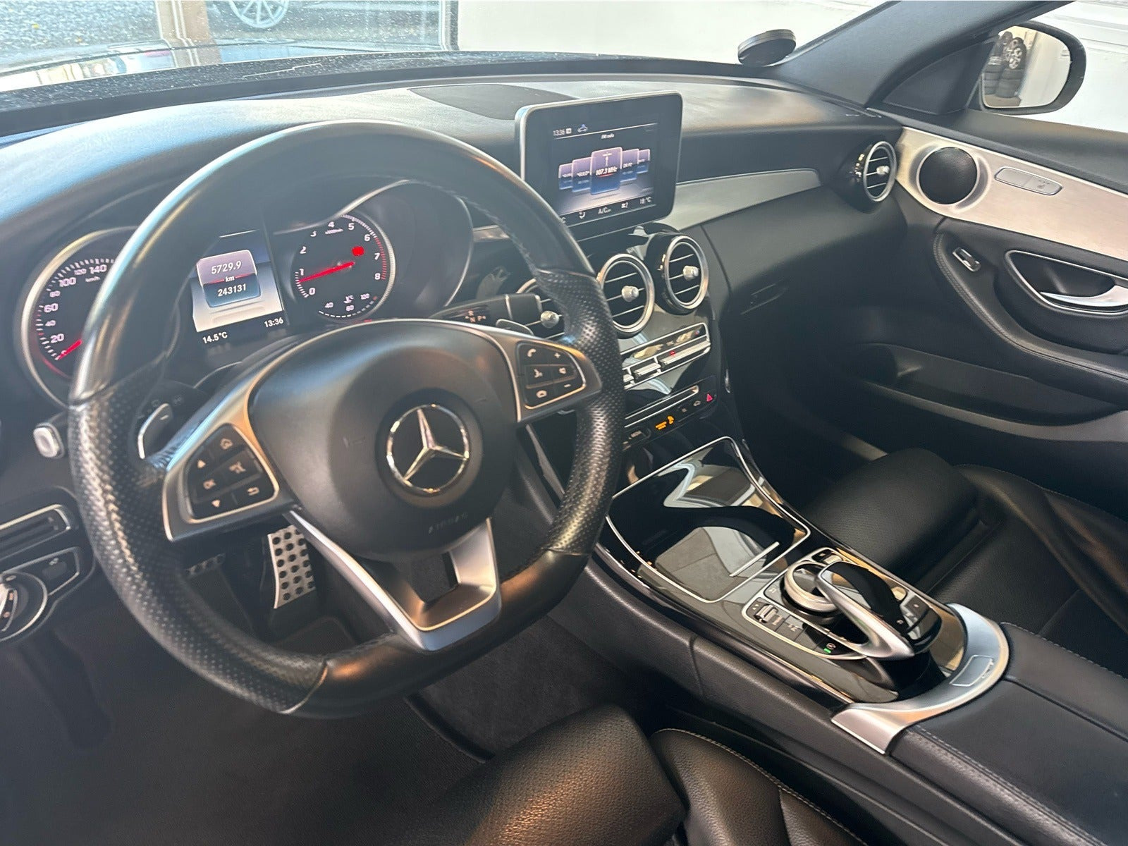 Grå Mercedes C200 fra 2016