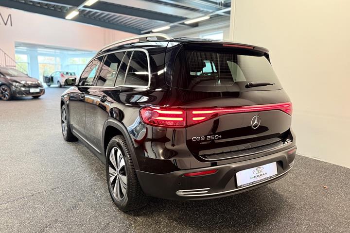 Sort Mercedes EQB250+ fra 2024