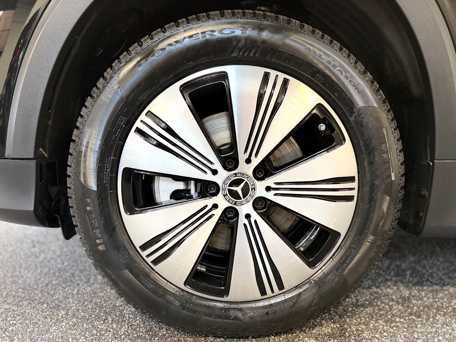 Sort Mercedes EQB250+ fra 2024