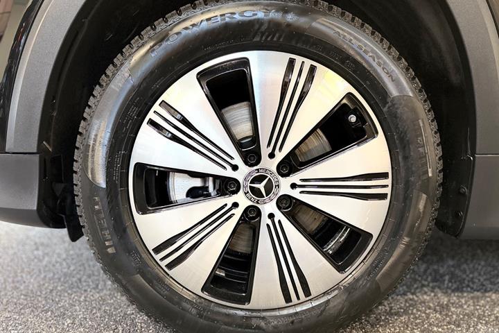 Sort Mercedes EQB250+ fra 2024