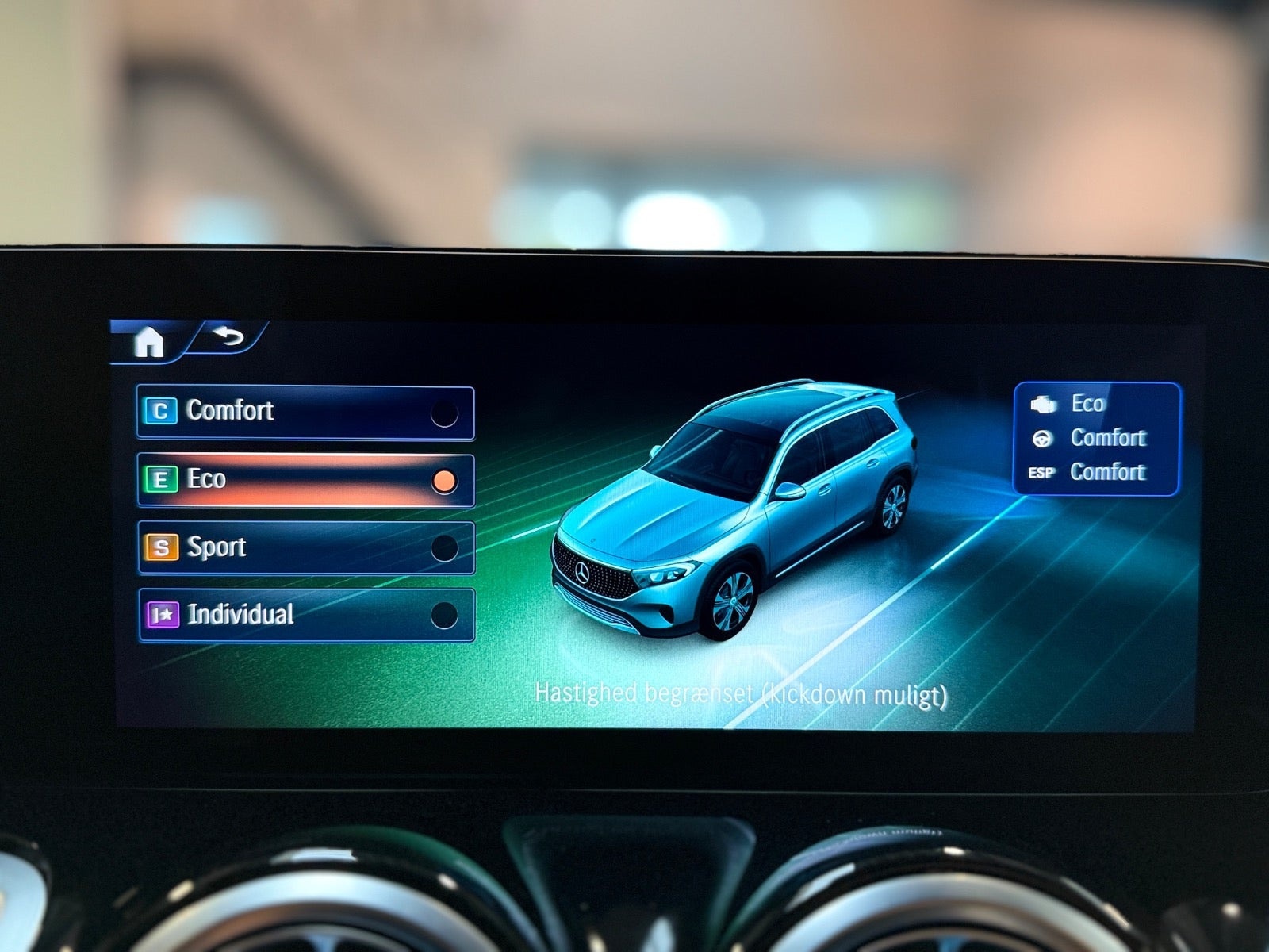 Sort Mercedes EQB250+ fra 2024