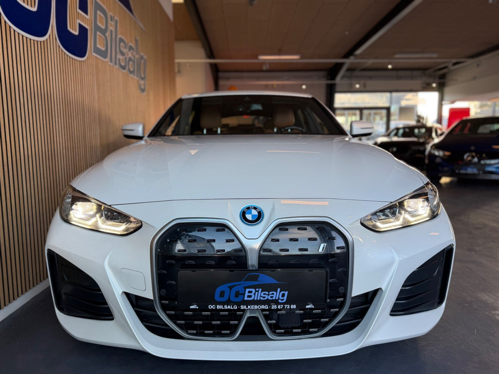 Hvid BMW i4 fra 2024