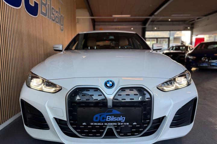 Hvid BMW i4 fra 2024