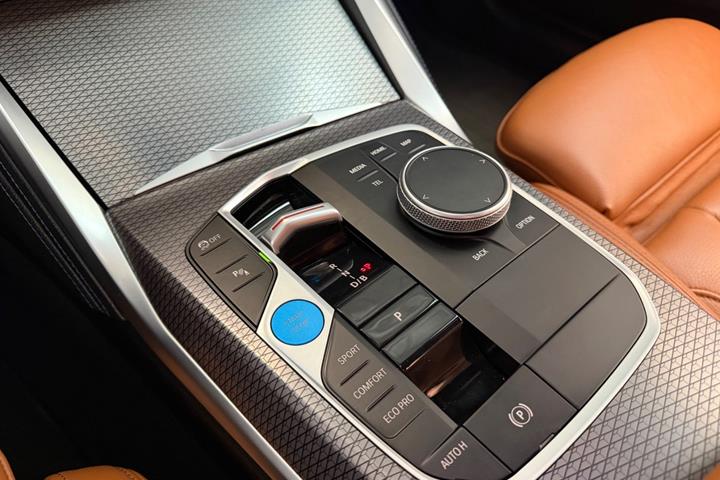 Hvid BMW i4 fra 2024