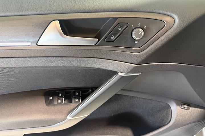 Sølv VW Golf VII fra 2020