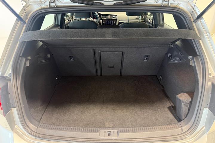 Sølv VW Golf VII fra 2020