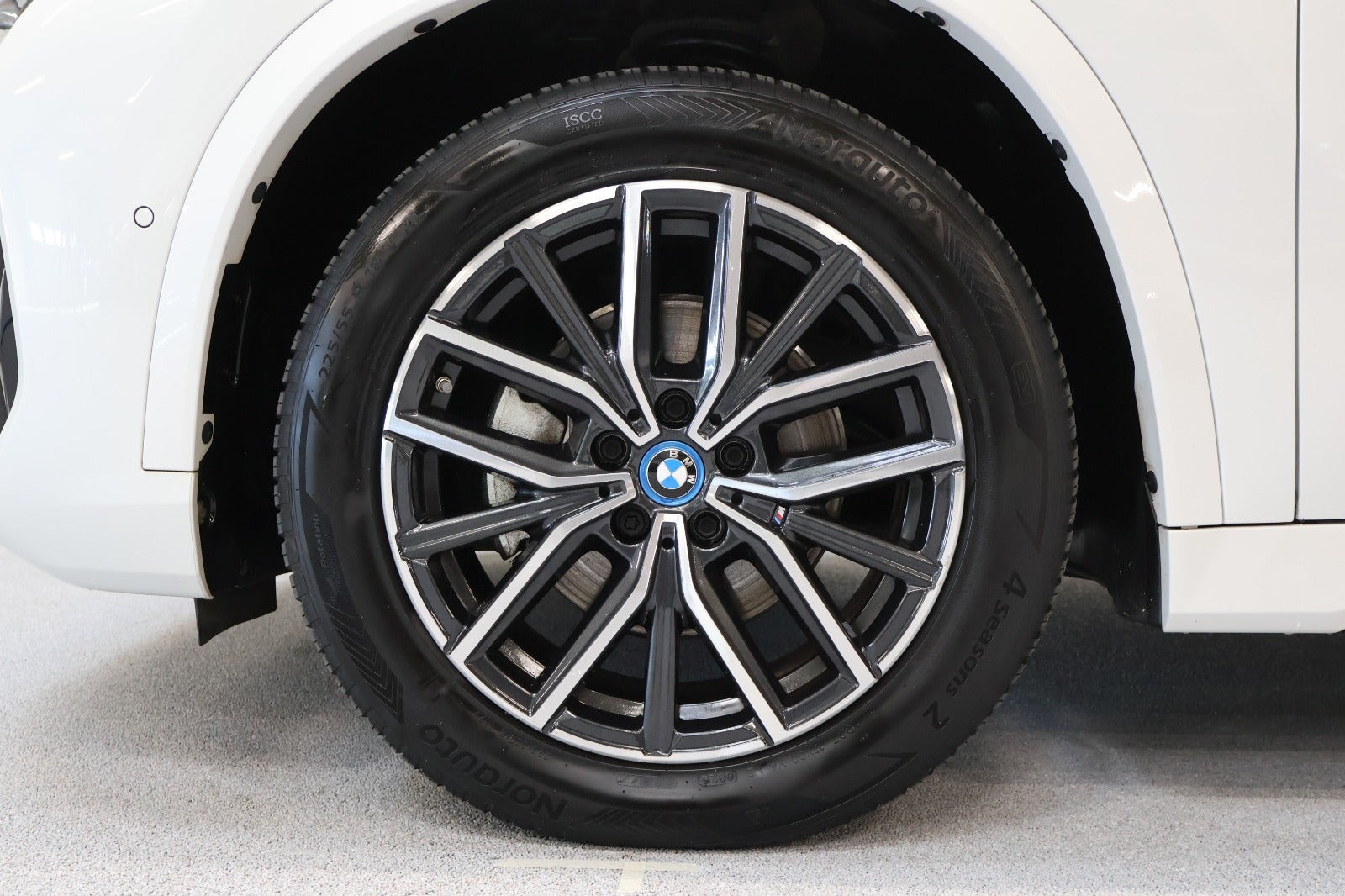 Hvid BMW iX1 fra 2024