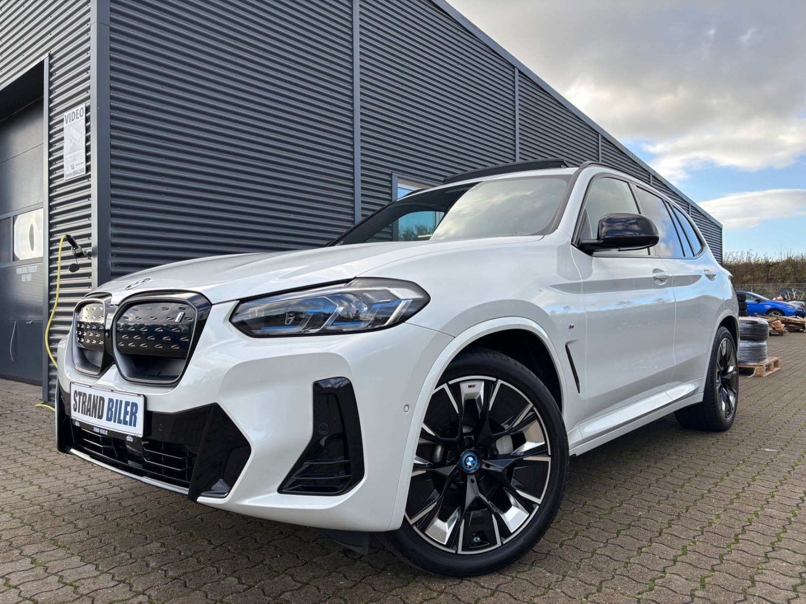 Hvid BMW iX3 fra 2023