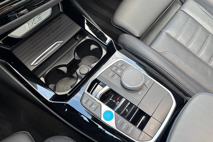 Hvid BMW iX3 fra 2023