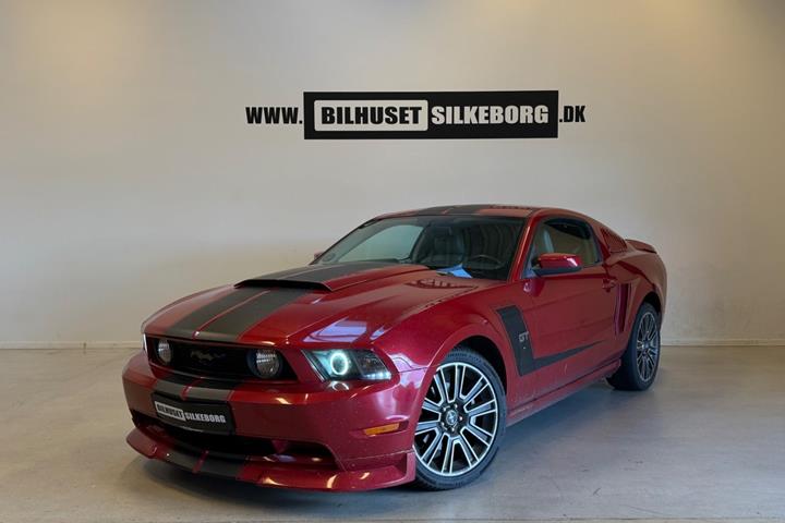 Hvid Ford Mustang fra 2010
