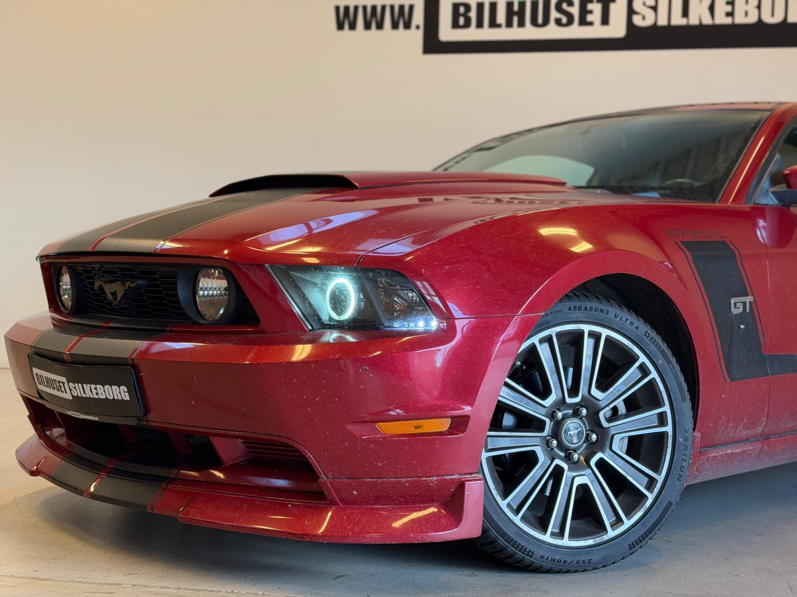 Hvid Ford Mustang fra 2010