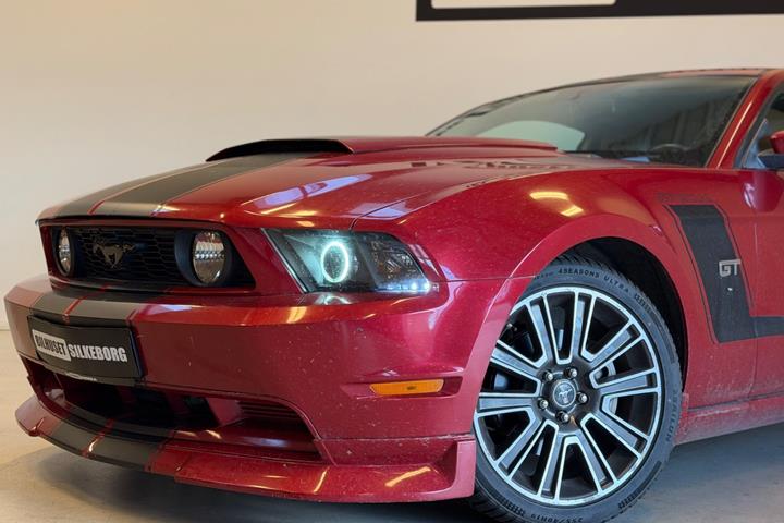 Hvid Ford Mustang fra 2010