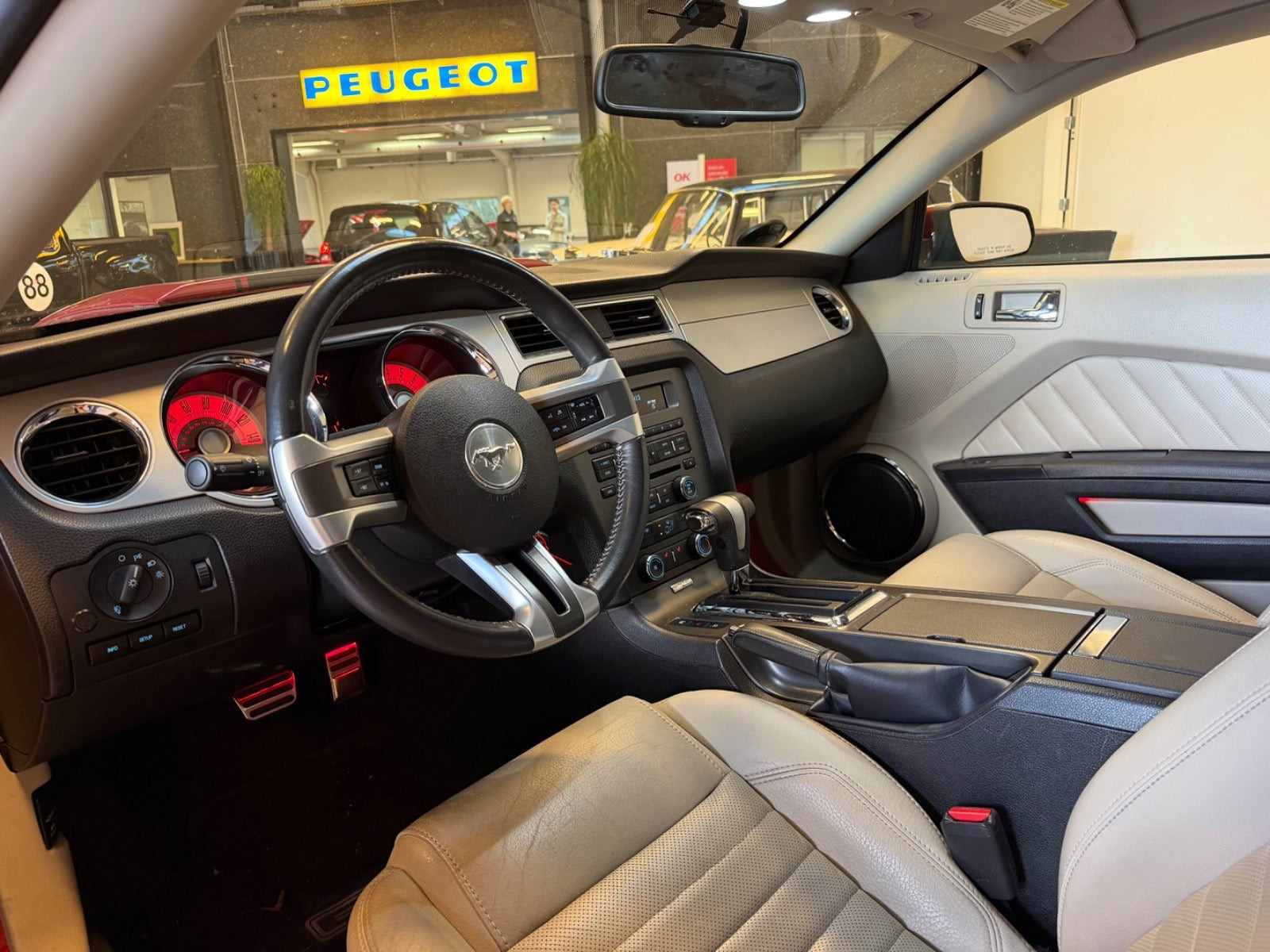 Hvid Ford Mustang fra 2010