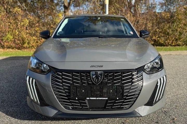 Grå Peugeot 208 fra 2024