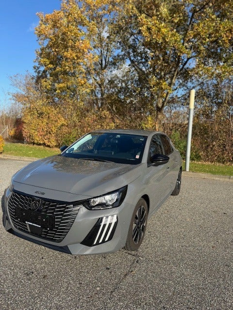 Grå Peugeot 208 fra 2024