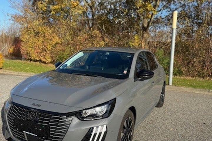 Grå Peugeot 208 fra 2024