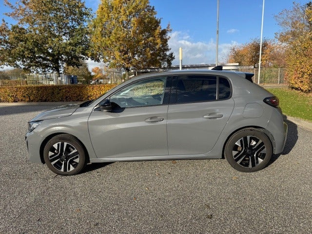 Grå Peugeot 208 fra 2024