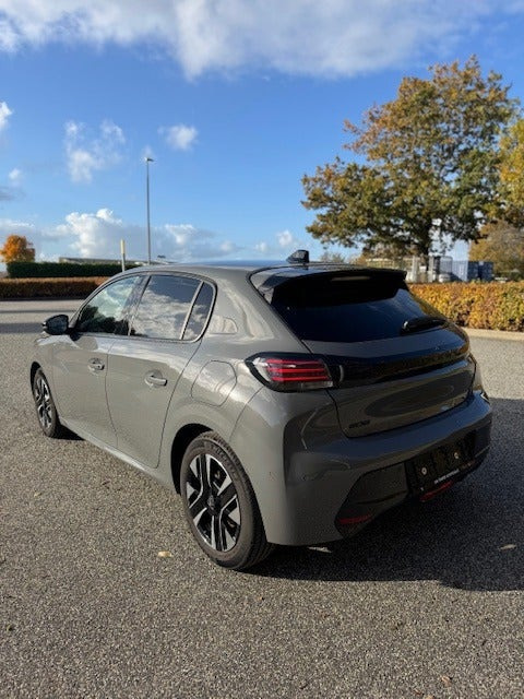 Grå Peugeot 208 fra 2024