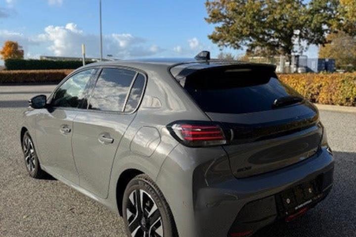 Grå Peugeot 208 fra 2024