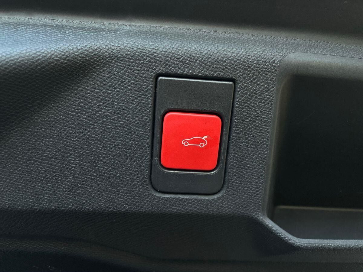 Blå Peugeot e-5008 fra 2025