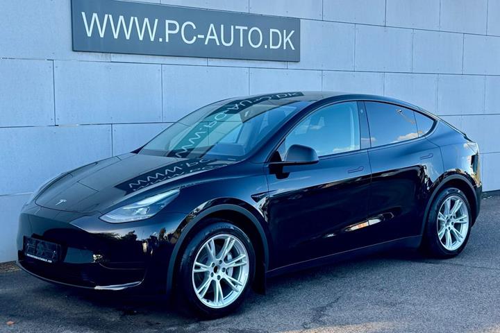 Sort Tesla Model Y fra 2024
