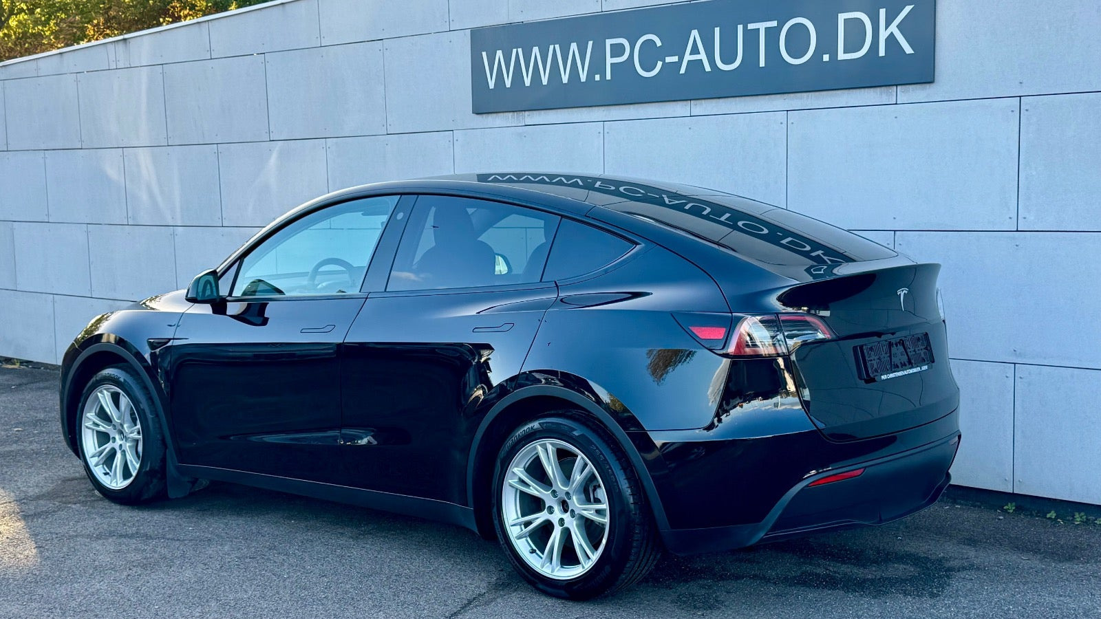 Sort Tesla Model Y fra 2024