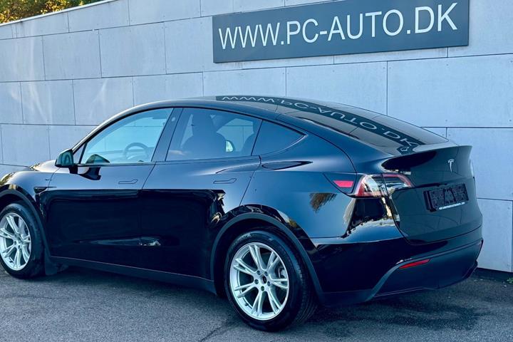 Sort Tesla Model Y fra 2024