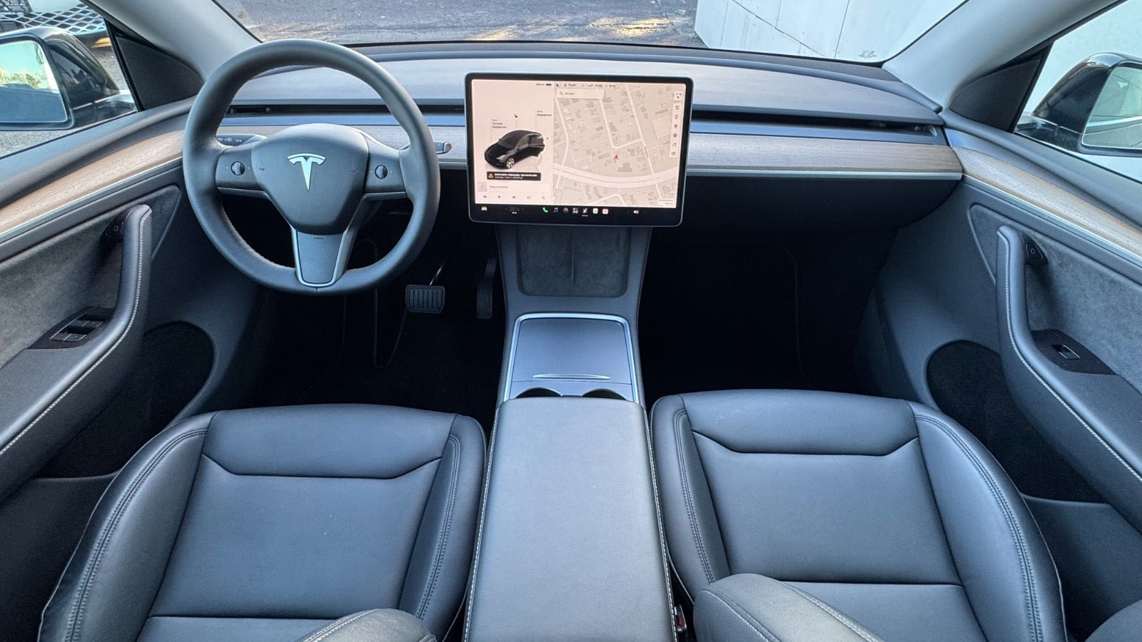 Sort Tesla Model Y fra 2024