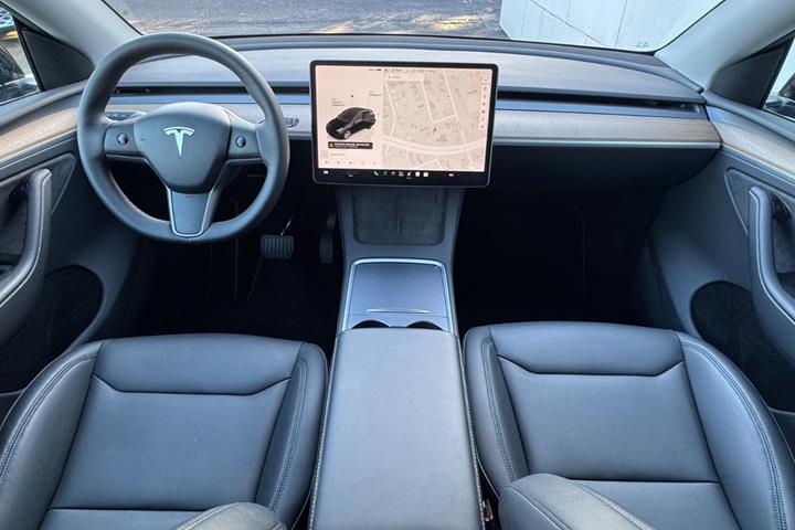 Sort Tesla Model Y fra 2024