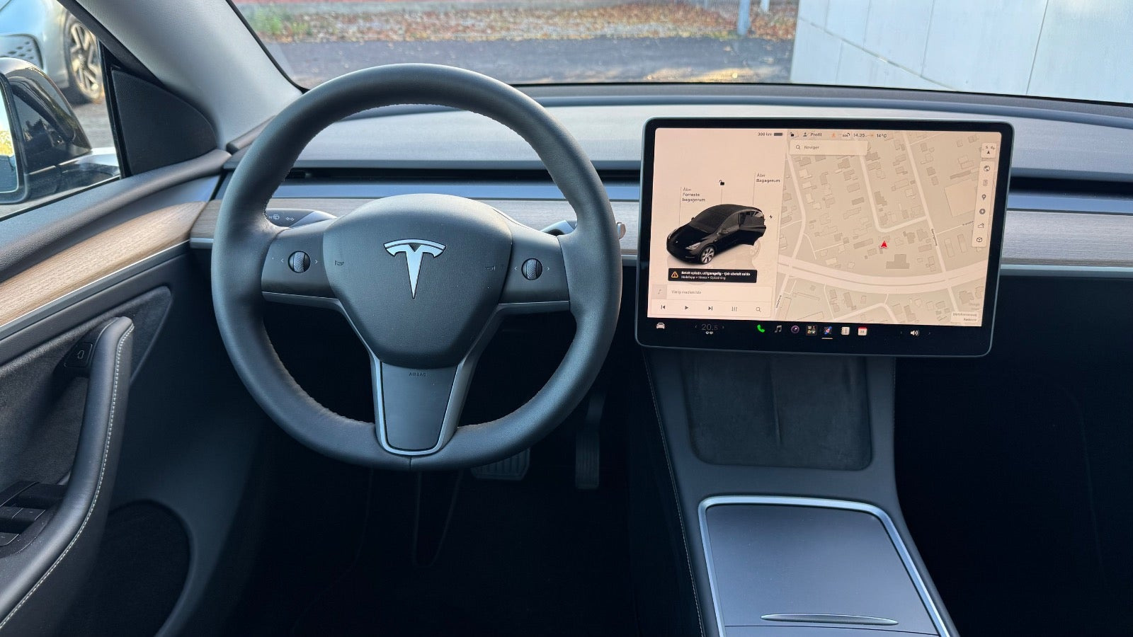 Sort Tesla Model Y fra 2024