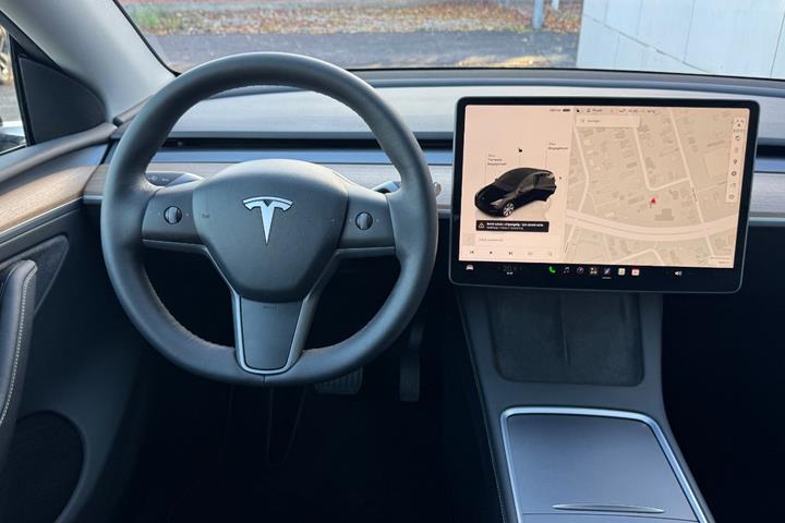Sort Tesla Model Y fra 2024