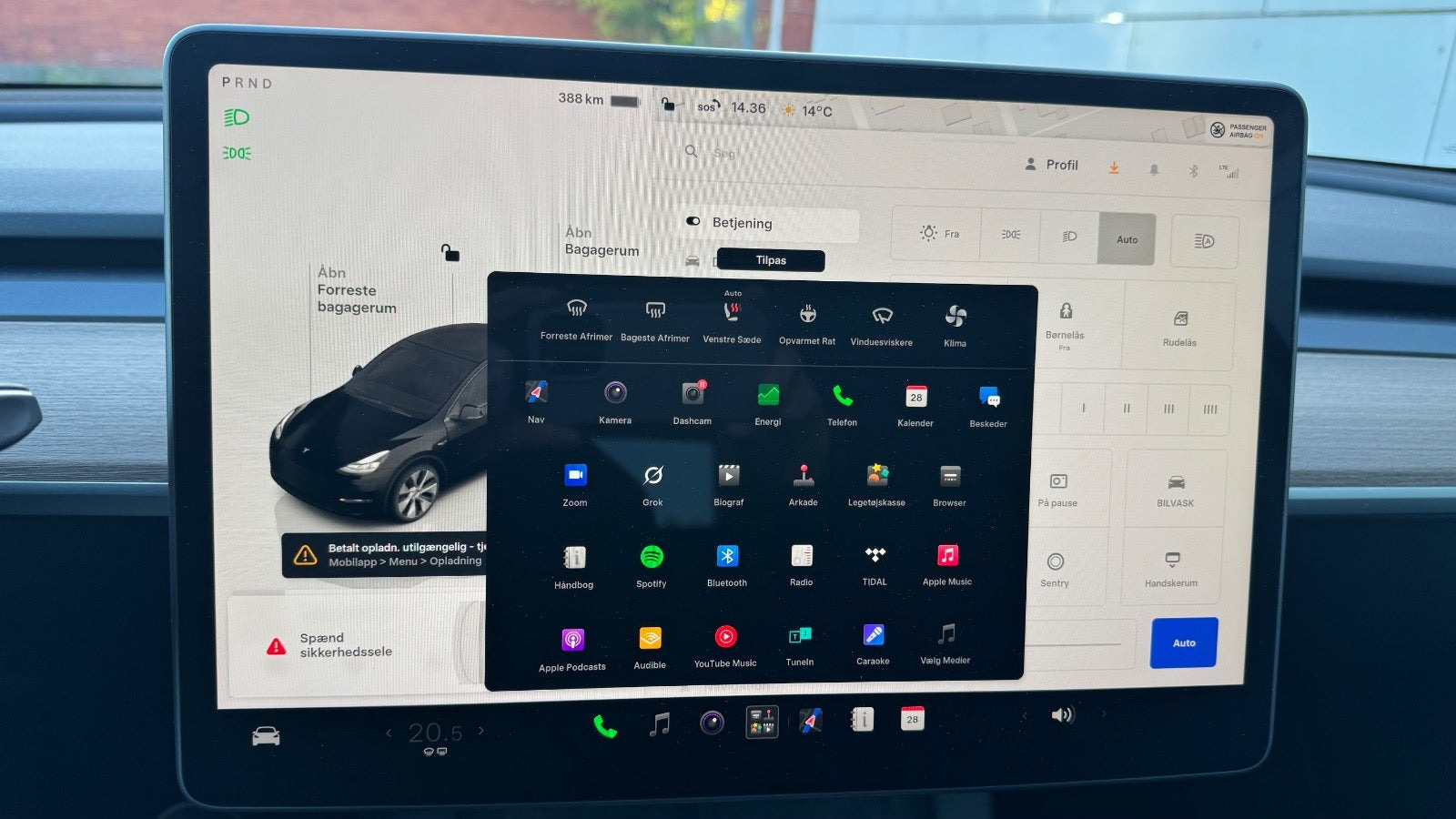 Sort Tesla Model Y fra 2024