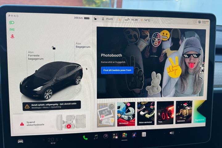 Sort Tesla Model Y fra 2024