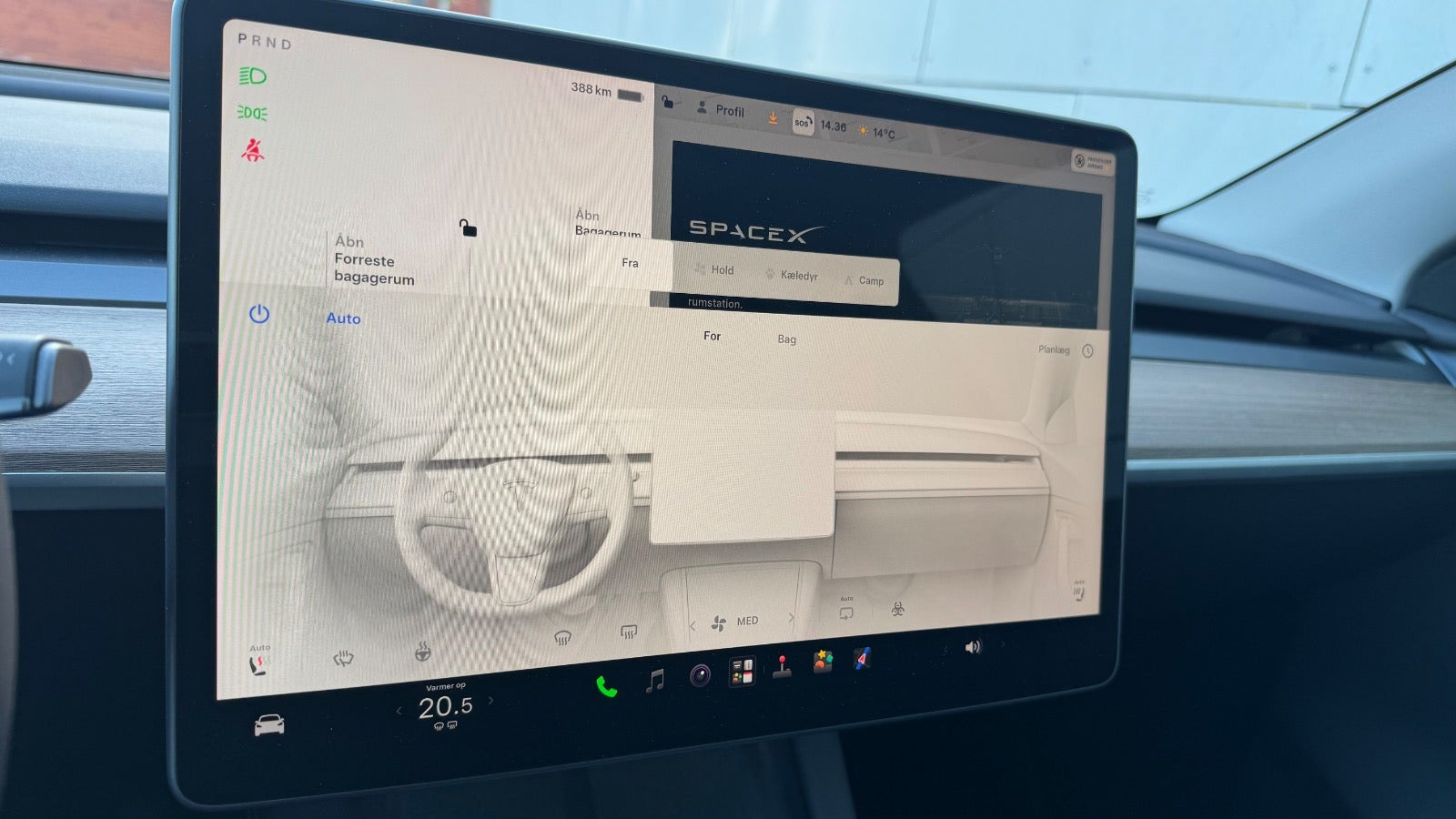 Sort Tesla Model Y fra 2024