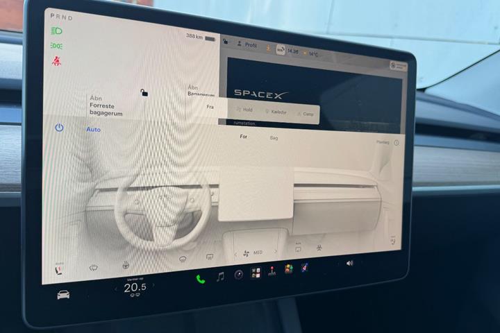 Sort Tesla Model Y fra 2024