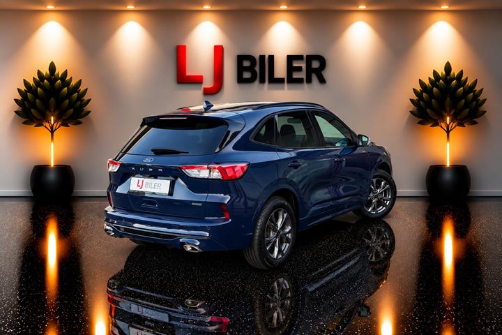Blå Ford Kuga fra 2023