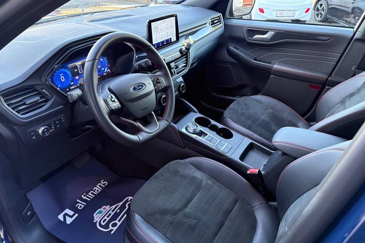 Blå Ford Kuga fra 2023