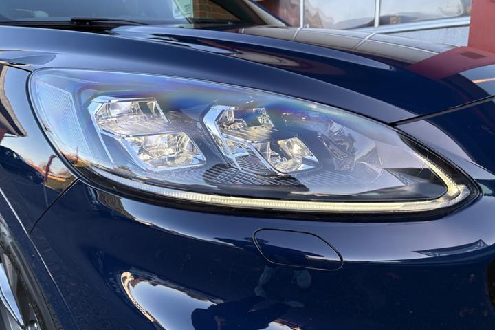 Blå Ford Kuga fra 2023