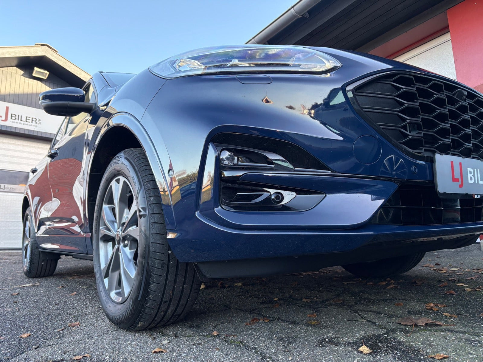 Blå Ford Kuga fra 2023