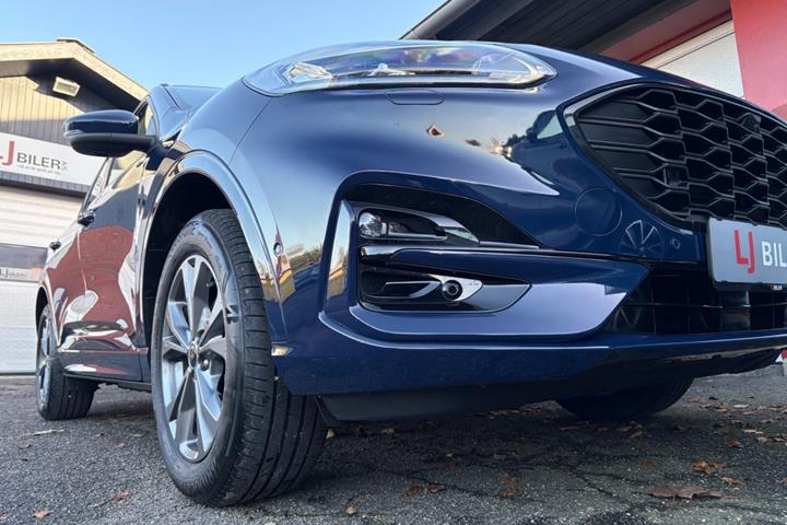 Blå Ford Kuga fra 2023