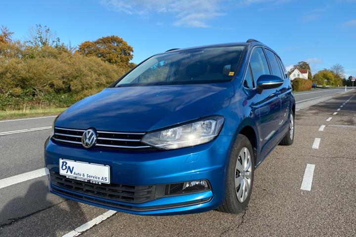 Blå VW Touran fra 2021
