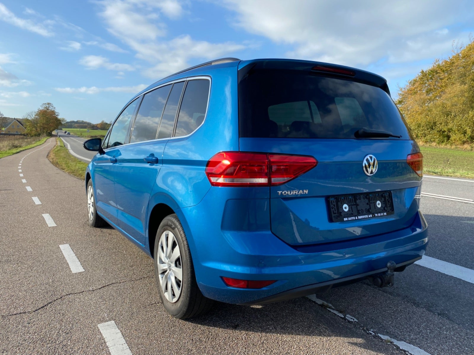 Blå VW Touran fra 2021