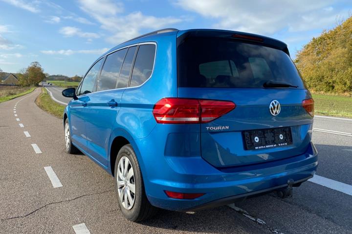 Blå VW Touran fra 2021