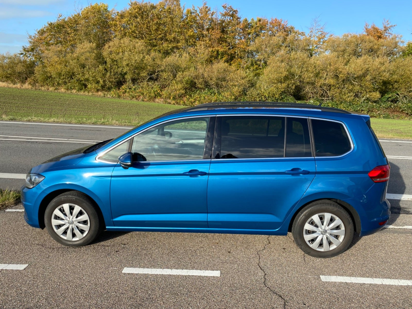 Blå VW Touran fra 2021