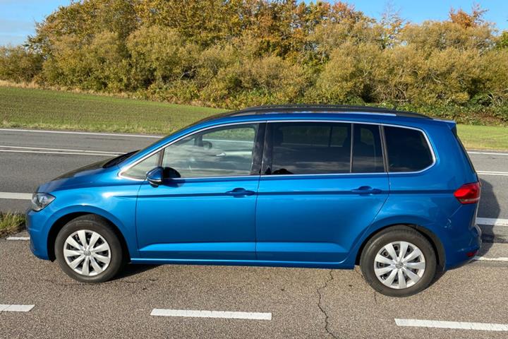 Blå VW Touran fra 2021