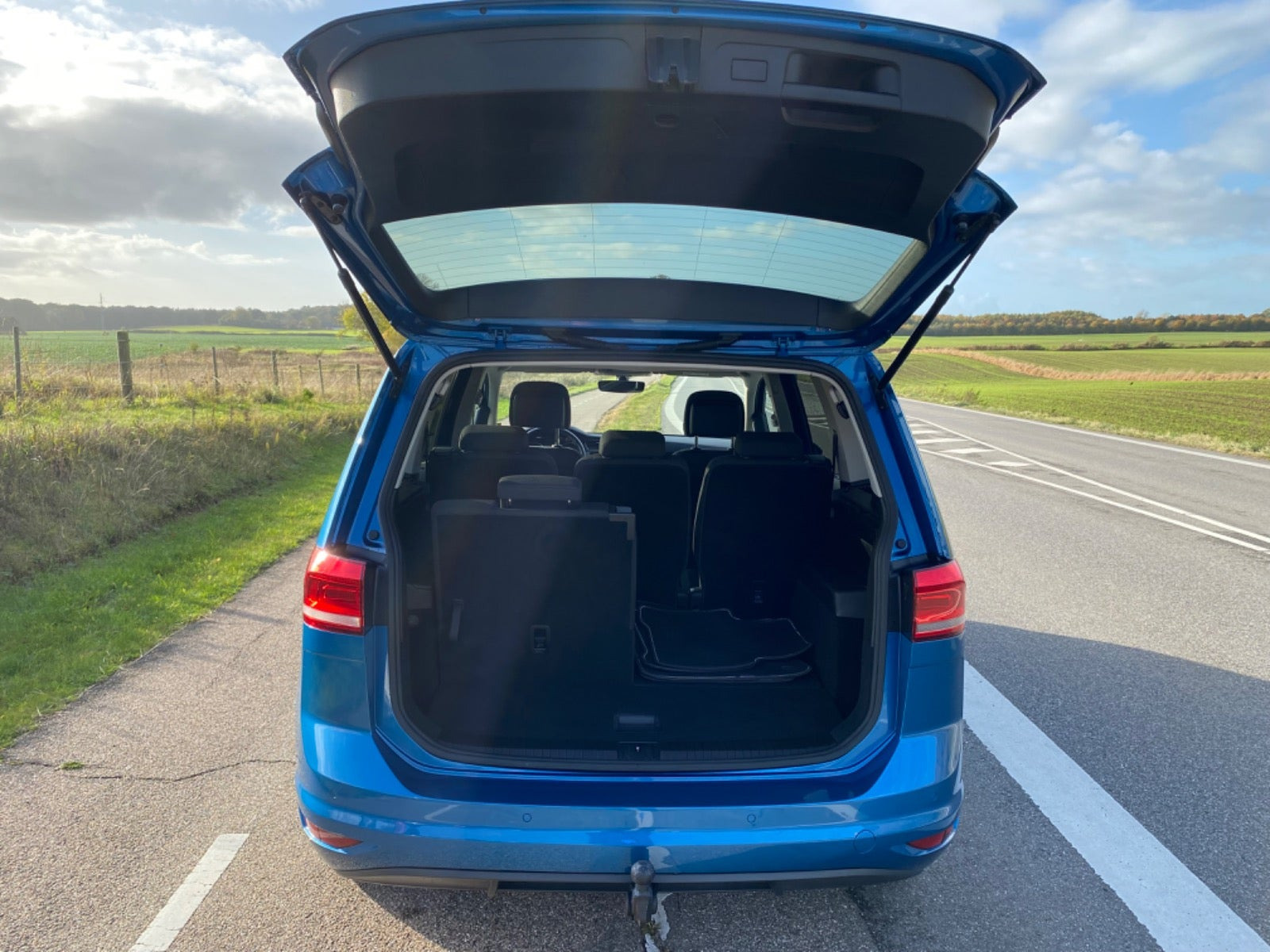 Blå VW Touran fra 2021
