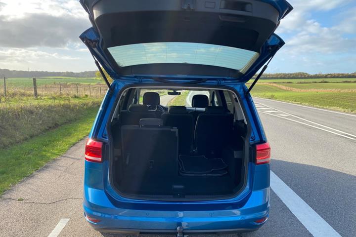 Blå VW Touran fra 2021