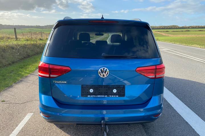 Blå VW Touran fra 2021
