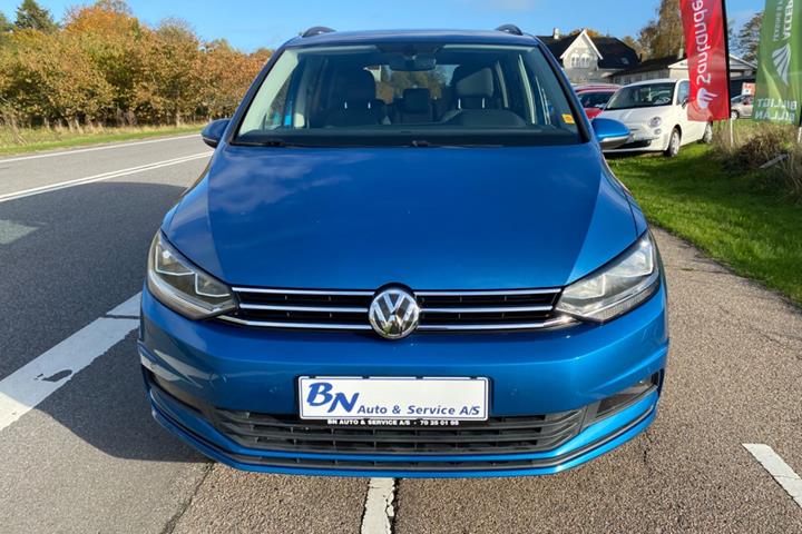 Blå VW Touran fra 2021