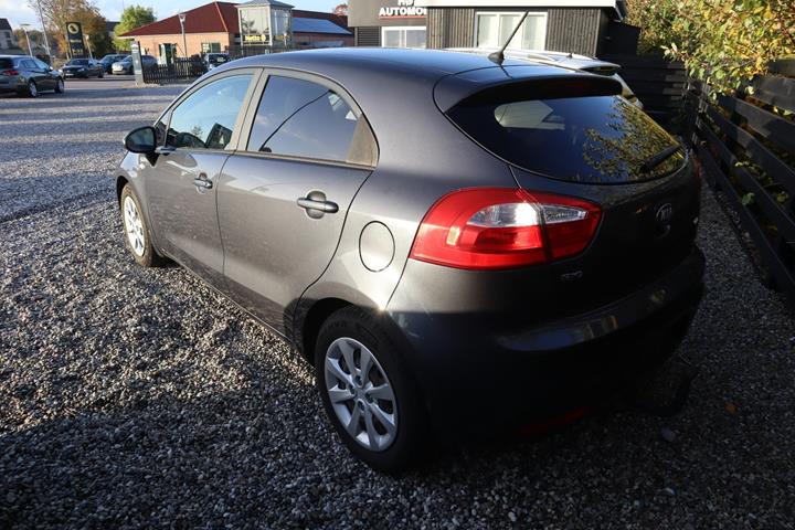 Blå Kia Rio fra 2014